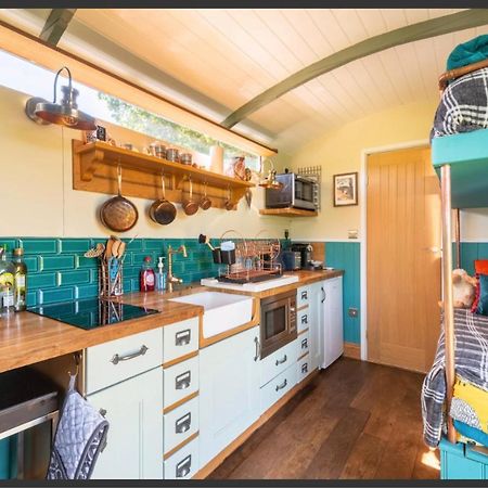 Shepherds Hut With Scandinavian Hot Tub And Hydromassager Sway Extérieur photo