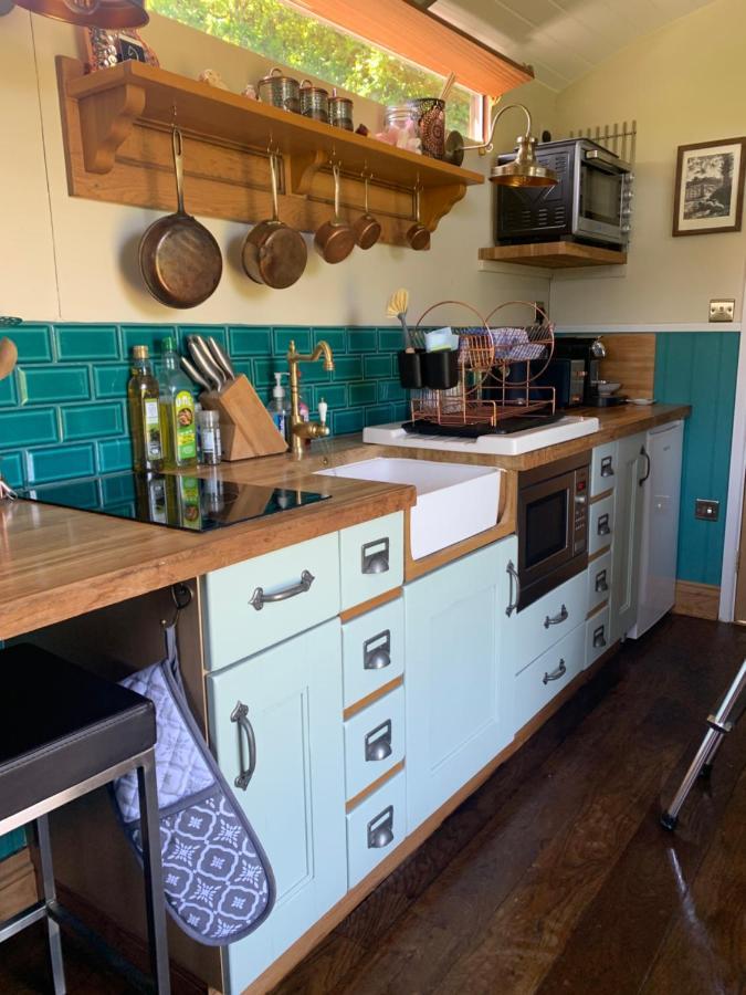 Shepherds Hut With Scandinavian Hot Tub And Hydromassager Sway Extérieur photo