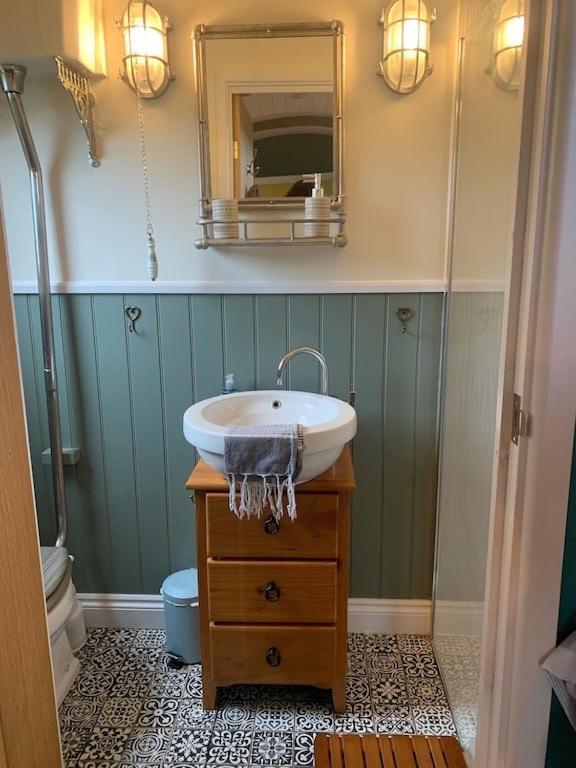 Shepherds Hut With Scandinavian Hot Tub And Hydromassager Sway Extérieur photo